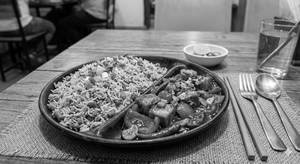 Veg fried rice with paneer chilli [6 pieces]