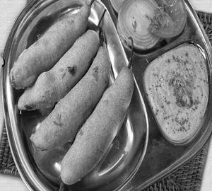 Mirchi Bajji  ( 4 Pieces ) with Red Chutney  + onion