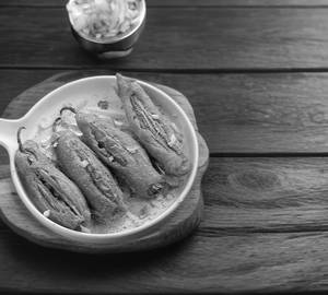 Mirchi bajji [4 pieces] with red chutney