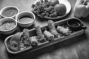 Vietnamese Spring Rolls (06 Pcs)