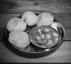 4 Poori with aloo tomato curry (Note: we are not provide coconut chutney)