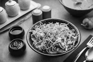 Egg Hakka Noodles  [Serves 2]