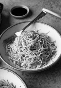Veg Schezwan Noodles [Serves 1, 600 g]
