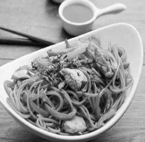 Mixed Non Veg Schezwan Noodles [Serves 1, 600 g]
