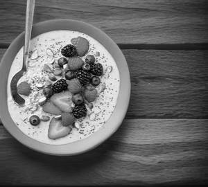 Oats porridge with milk and nuts