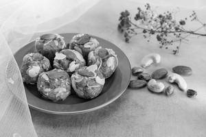 Gond Laddu