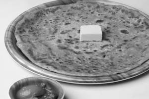 Paneer Parantha With Pickle