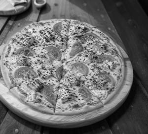 Tomato paneer pizza