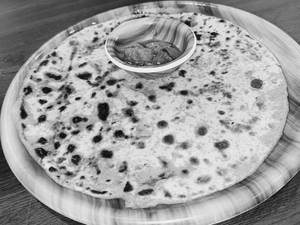 Onion Parantha With Pickle