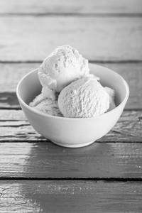 Vanilla [ice cream scoops]