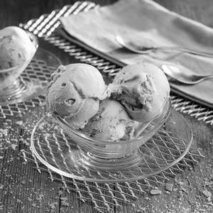 Italian biscott gelato (scoop)