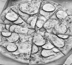 Zucchini pizza with roasted garlic