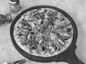 Cheesy olives pizza