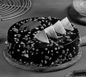 Classic Chocolate Kitkat Cake