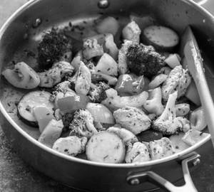 Sauted exotic vegetable with grilled boneless chicken cubes