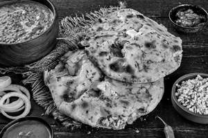 Amritsari Paneer Kulcha (2 Pcs)