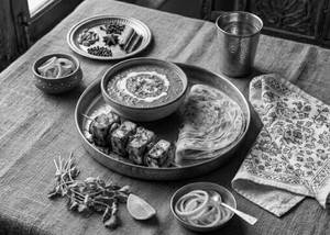 Dal Makhni [250ml]+Paneer Tikka [4 Pcs]+Roghani Parantha [1 Pc]