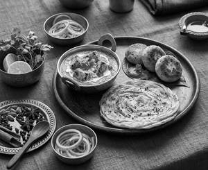 Paneer Tikka Lababdar [250ml]+Dahi Kebab[3Pcs]+Roghani Parantha [1 Pc]