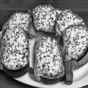 Veggie garlic bread