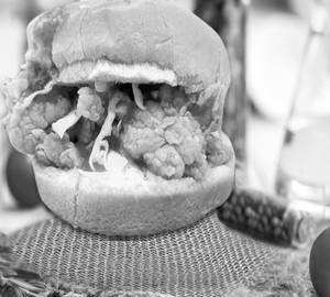 CHICKEN MOMO BURGER CHEESE 