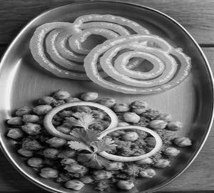 Chana Masala And 2 Jalabi