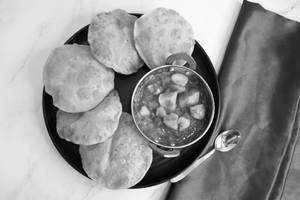Desi aloo with 4 poori
