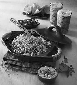 Juhu Chowpaty Cheese Tawa Pulav With Raita & Papad