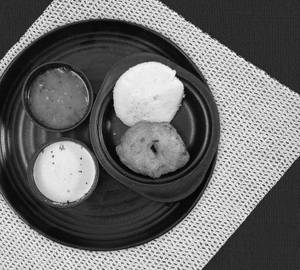 Idli [1 Piece] With Vada [1 Piece]