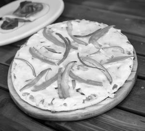 Capsicum onion tomato pizza