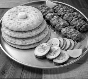 Masala chaap with 4 phulki roti and salad