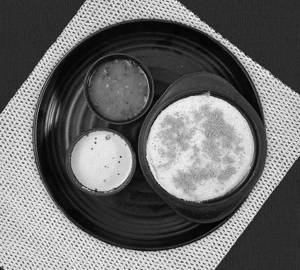 Ghee thatte podi idli [2 Thatte ghee idli 2 piece]
