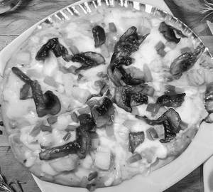Mushroom bar-b-q pizza