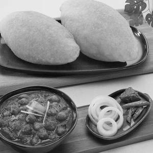Chole Bhature[280G,2 Bhature] With Thums Up Soft Beverage[300 Ml]