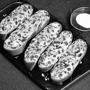Stuffed cream garlic bread