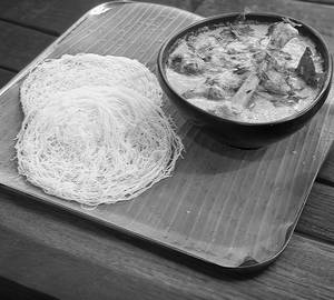 Idhyappam With Aatu Kaalu Pepper Masala [3 Pieces]