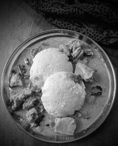Idly 4 pcs with chicken kulambu