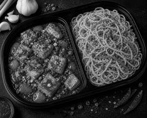 Garlic Noodles With Schezwan Paneer Gravy