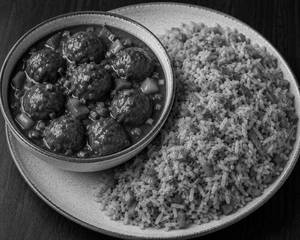 Gravy Manchurian With Schezwan Fried Rice