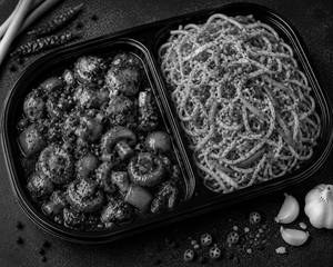 Schezwan Noodles With Chilly Mushroom