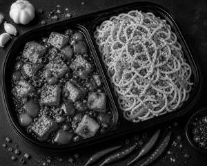 Garlic Noodles With Chilly Paneer