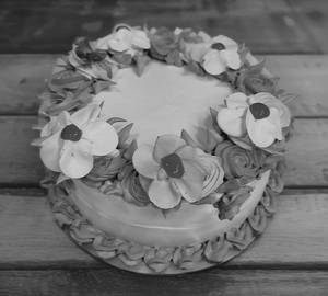 Vanilla Anniversary Cake (900 Gm)