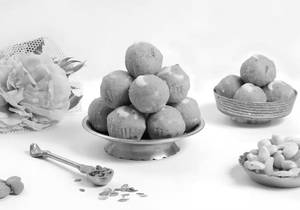 Dry Fruit Besan Laddu