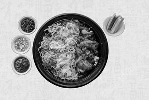 Veg Hakka Noodles With Chilli Chicken Bowl