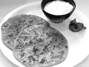 Aalu Pyaz Parata With Curd And Pickle