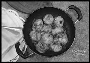 Pan fried veggie momos [8 pieces]