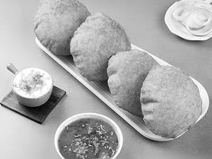 Bedmi Poori With Aloo Sabji
