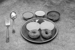 Idli Wada [2 Idli + 2 Wada]