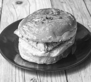 Bun Maska Cheese Omelette