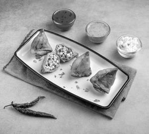 Hot Paneer Chilli Samosa (250 Grams)