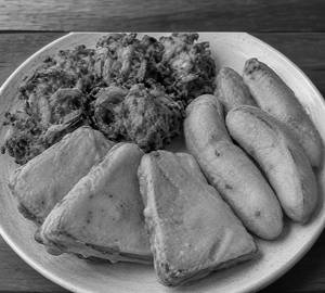 Onion Baji (1Nos)+ Vallakai Baji(1nos)+Bread Baji (1Nos) + milagai baji (1nos)With Chutney